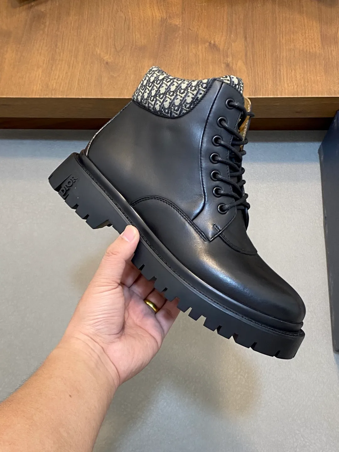 [DIOR] Top P: 900💰 Size: 39-44 (38.45. Can be customized) 2025ss Dior Dio* - autumn and winter luxury men's mid-top short boots, purely handmade, both inside and outside are imported first-layer cowhide, high-end quality and exquisite craftsmanship. Original TPU combination outsole. Wear a noble gentleman's taste. The best last type has been carefully debugged. Comfortable.